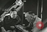 Immagine di Generale MacArthur conferisce con Admirals Kinkaid e van gancio Brisbane Australia, 1944, secondo 62 filmato di repertorio 65675059383