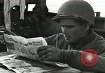 Standbild Alliierter Fallschirmjäger Mittelmeer, 1944, aus Sekunde 33 historischem Filmmaterial Videoclip 65675059416