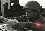 Standbild Alliierter Fallschirmjäger Mittelmeer, 1944, aus Sekunde 36 historischem Filmmaterial Videoclip 65675059416