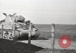 Standbild M4 Tanks Anzio Italien, 1944, aus Sekunde 4 historischem Filmmaterial Videoclip 65675059419