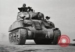 Standbild M4 Tanks Anzio Italien, 1944, aus Sekunde 25 historischem Filmmaterial Videoclip 65675059419