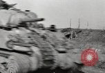 Standbild M4 Tanks Anzio Italien, 1944, aus Sekunde 53 historischem Filmmaterial Videoclip 65675059419