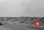 Standbild M4 Tanks Anzio Italien, 1944, aus Sekunde 55 historischem Filmmaterial Videoclip 65675059419