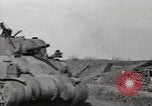 Standbild M4 Tanks Anzio Italien, 1944, aus Sekunde 56 historischem Filmmaterial Videoclip 65675059419