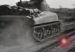 Standbild M4 Tanks Anzio Italien, 1944, aus Sekunde 59 historischem Filmmaterial Videoclip 65675059419