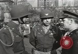 Immagine di Ottantaduesima AirBorne Division homecoming parade New York City USA, 1946, secondo 11 filmato di repertorio 65675059429