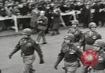 Immagine di Ottantaduesima AirBorne Division homecoming parade New York City USA, 1946, secondo 33 filmato di repertorio 65675059429
