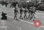 Immagine di Ottantaduesima AirBorne Division homecoming parade New York City USA, 1946, secondo 58 filmato di repertorio 65675059429