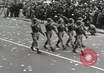 Immagine di Ottantaduesima AirBorne Division homecoming parade New York City USA, 1946, secondo 59 filmato di repertorio 65675059429