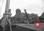 Standbild amerikanische Soldaten im Englischen Kanal, 1944, aus Sekunde 27 historischem Filmmaterial Videoclip 65675059458