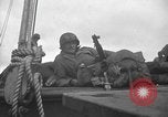 Standbild amerikanische Soldaten im Englischen Kanal, 1944, aus Sekunde 28 historischem Filmmaterial Videoclip 65675059458