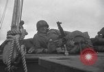 Standbild amerikanische Soldaten im Englischen Kanal, 1944, aus Sekunde 29 historischem Filmmaterial Videoclip 65675059458