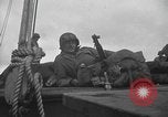 Standbild amerikanische Soldaten im Englischen Kanal, 1944, aus Sekunde 30 historischem Filmmaterial Videoclip 65675059458