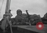Standbild amerikanische Soldaten im Englischen Kanal, 1944, aus Sekunde 31 historischem Filmmaterial Videoclip 65675059458