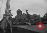 Standbild amerikanische Soldaten im Englischen Kanal, 1944, aus Sekunde 32 historischem Filmmaterial Videoclip 65675059458