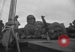 Standbild amerikanische Soldaten im Englischen Kanal, 1944, aus Sekunde 33 historischem Filmmaterial Videoclip 65675059458
