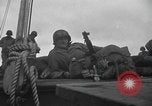 Standbild amerikanische Soldaten im Englischen Kanal, 1944, aus Sekunde 34 historischem Filmmaterial Videoclip 65675059458