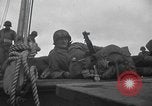 Standbild amerikanische Soldaten im Englischen Kanal, 1944, aus Sekunde 35 historischem Filmmaterial Videoclip 65675059458