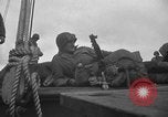 Standbild amerikanische Soldaten im Englischen Kanal, 1944, aus Sekunde 37 historischem Filmmaterial Videoclip 65675059458