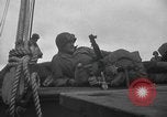 Standbild amerikanische Soldaten im Englischen Kanal, 1944, aus Sekunde 38 historischem Filmmaterial Videoclip 65675059458