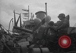Standbild amerikanische Soldaten im Englischen Kanal, 1944, aus Sekunde 41 historischem Filmmaterial Videoclip 65675059458