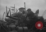 Standbild amerikanische Soldaten im Englischen Kanal, 1944, aus Sekunde 49 historischem Filmmaterial Videoclip 65675059458