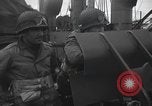 Standbild amerikanische Soldaten im Englischen Kanal, 1944, aus Sekunde 61 historischem Filmmaterial Videoclip 65675059458