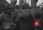 Standbild amerikanische Soldaten im Englischen Kanal, 1944, aus Sekunde 62 historischem Filmmaterial Videoclip 65675059458
