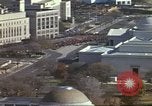 Standbild Marsch gegen den Krieg in Vietnam Washington DC USA, 1969, aus Sekunde 16 historischem Filmmaterial Videoclip 65675059488