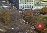 Standbild Marsch gegen den Krieg in Vietnam Washington DC USA, 1969, aus Sekunde 26 historischem Filmmaterial Videoclip 65675059488