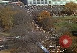 Standbild Marsch gegen den Krieg in Vietnam Washington DC USA, 1969, aus Sekunde 31 historischem Filmmaterial Videoclip 65675059488