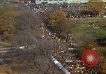 Standbild Marsch gegen den Krieg in Vietnam Washington DC USA, 1969, aus Sekunde 32 historischem Filmmaterial Videoclip 65675059488