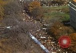 Standbild Marsch gegen den Krieg in Vietnam Washington DC USA, 1969, aus Sekunde 34 historischem Filmmaterial Videoclip 65675059488