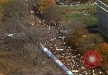 Standbild Marsch gegen den Krieg in Vietnam Washington DC USA, 1969, aus Sekunde 35 historischem Filmmaterial Videoclip 65675059488