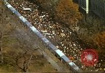 Standbild Marsch gegen den Krieg in Vietnam Washington DC USA, 1969, aus Sekunde 45 historischem Filmmaterial Videoclip 65675059488