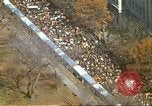 Standbild Marsch gegen den Krieg in Vietnam Washington DC USA, 1969, aus Sekunde 46 historischem Filmmaterial Videoclip 65675059488