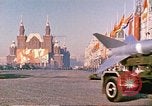 Standbild armor Parade Moskau Russland Sowjetunion, 1974, aus Sekunde 10 historischem Filmmaterial Videoclip 65675059491