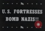 Standbild American 8th Air Force B-17 Bombers erste schwere Tageslicht-Bombardierung raid England, Vereinigtes Königreich, 1942, aus Sekunde 10 historischem Filmmaterial Videoclip 65675059496