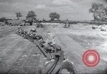 Standbild American 8th Air Force B-17 Bombers erste schwere Tageslicht-Bombardierung raid England, Vereinigtes Königreich, 1942, aus Sekunde 17 historischem Filmmaterial Videoclip 65675059496