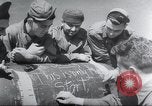 Standbild American 8th Air Force B-17 Bombers erste schwere Tageslicht-Bombardierung raid England, Vereinigtes Königreich, 1942, aus Sekunde 21 historischem Filmmaterial Videoclip 65675059496