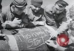 Standbild American 8th Air Force B-17 Bombers erste schwere Tageslicht-Bombardierung raid England, Vereinigtes Königreich, 1942, aus Sekunde 22 historischem Filmmaterial Videoclip 65675059496