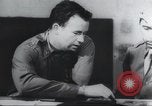 Standbild Intelligenz debriefing England, 1942, aus Sekunde 15 historischem Filmmaterial Videoclip 65675059501