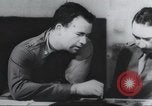 Standbild Intelligenz debriefing England, 1942, aus Sekunde 18 historischem Filmmaterial Videoclip 65675059501