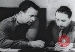 Standbild Intelligenz debriefing England, 1942, aus Sekunde 21 historischem Filmmaterial Videoclip 65675059501