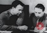 Standbild Intelligenz debriefing England, 1942, aus Sekunde 22 historischem Filmmaterial Videoclip 65675059501