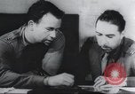 Standbild Intelligenz debriefing England, 1942, aus Sekunde 25 historischem Filmmaterial Videoclip 65675059501