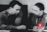 Standbild Intelligenz debriefing England, 1942, aus Sekunde 26 historischem Filmmaterial Videoclip 65675059501