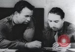Standbild Intelligenz debriefing England, 1942, aus Sekunde 28 historischem Filmmaterial Videoclip 65675059501