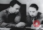Standbild Intelligenz debriefing England, 1942, aus Sekunde 30 historischem Filmmaterial Videoclip 65675059501