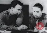 Standbild Intelligenz debriefing England, 1942, aus Sekunde 34 historischem Filmmaterial Videoclip 65675059501